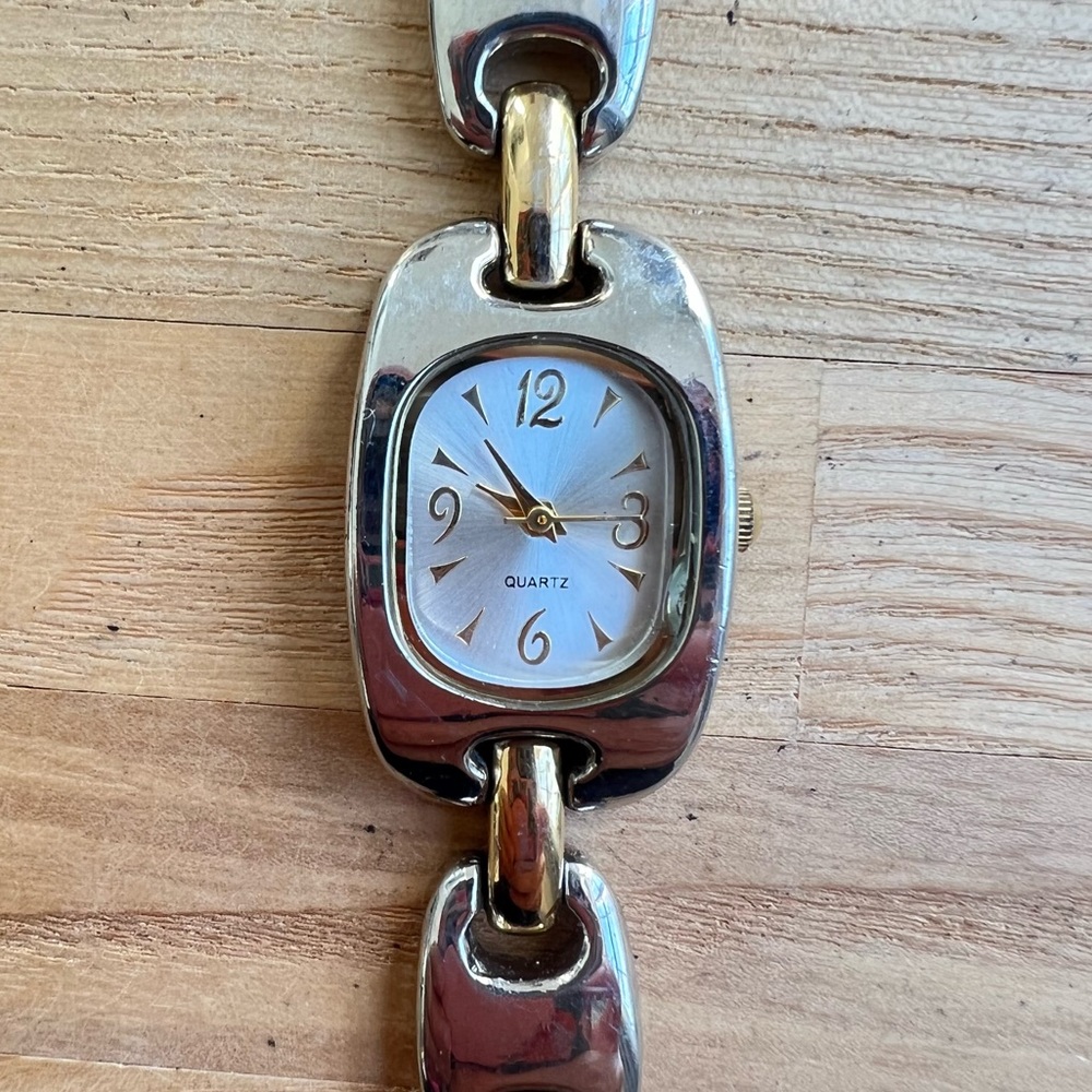 Unbranded ladies two-tone bracelet watch NEW BATTERY